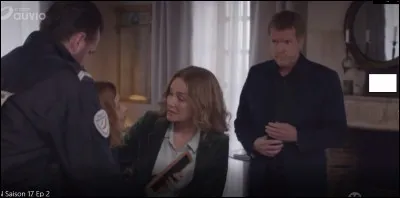 Dans le cadre sur la cheminée derrière Bernier, c'est une photo de ...