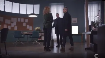 Sur la petite table dans le fond du bureau d'Alice, il y a ...