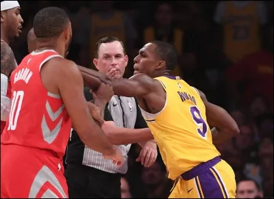 Tu vois un de tes amis se faire tabasser, comment r&eacute;agis-tu ?