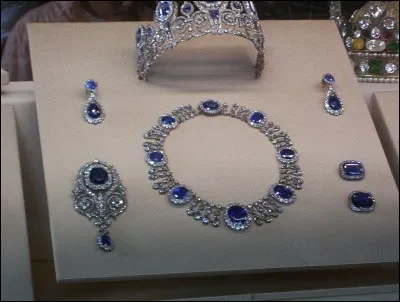 Quel est le nom du célèbre diamant, joyau de la Couronne de France, exposé au Musée du Louvre ?