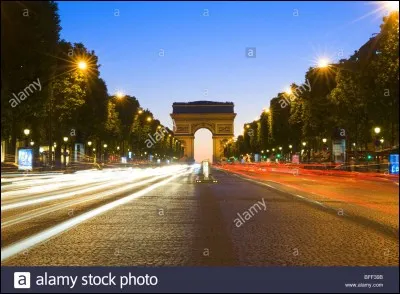 Quel c&eacute;l&egrave;bre restaurant de luxe est sur les Champs &Eacute;lys&eacute;es ?