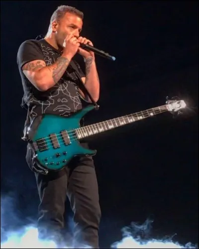 ''Knight of Cydonia'' : Dans les concerts, ce titre est introduit par ''L'Homme à l'harmonica'' du film ''Il était une fois dans l'Ouest''. Qui joue de cet instrument dans le film ?