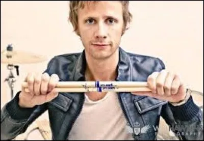 ''Pressure'' : Dominic Howard est né à Stockport près de Manchester. Quel footballeur français a joué pour Manchester United ?