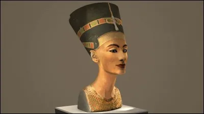 Quel artiste sculpta le célèbre "Buste de Néfertiti" ?