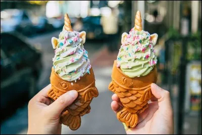 Lors du petit-déjeuné dans la salle commune, un/e élève est seul/e, que fais-tu ?