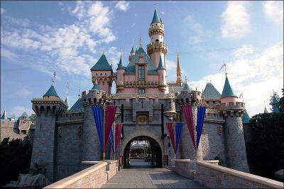 Dans quelle ville de Californie se trouve Disneyland ?