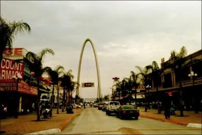 San Diego est trs proche de la fronitre mexicaine. Quelle grande agglomration mexicaine n'est qu' 15 minutes de route ?