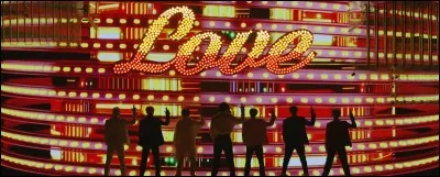 De quelle couleur est le canap&eacute; dans "Boy With Luv" ?