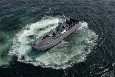 Celui-ci nous est utile pour rallier la terre ferme pour décharger ou recharger le navire, sans pour autant accoster. La marine le nomme le...