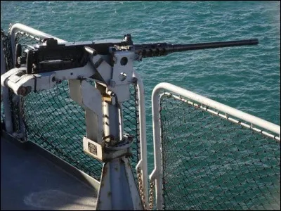 Pour compléter les quatre canons, six mitrailleuses comme sur l'illustration sont prêtes à ouvrir le feu. Quel est leur calibre ?