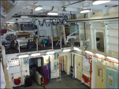 Deux garages comme celui-ci permettent à un hélicoptère de se faire bichonner afin d'être opérationnel à tout moment. C'est donc un hangar pour...