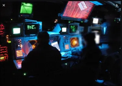 Un écho suspect apparaît sur l'écran. Les membres qui sont de garde pour un abordage se tiennent prêts. C'est la salle de...