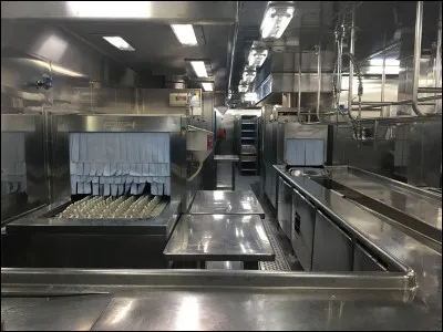 Certains matelots s'improvisent cuisiniers, le midi et le soir. Au menu du jour : carottes cuites en entrée, sauté mines pour le plat principal et en dessert, une tarte aux fraises. Quel métier fait partie de la restauration ?