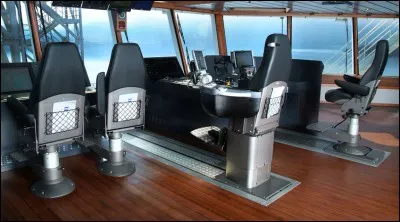 Pour débuter la visite, commençons par ce lieu, qui permet à mes moussaillons de diriger le navire. C'est...