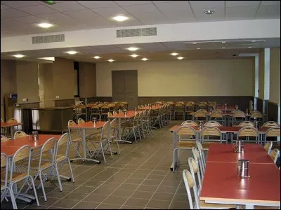 Avant de se dire au revoir, veuillez me rejoindre à une des tables afin de déguster le menu du jour. Combien de tables voyez-vous ? Donnez une fourchette !