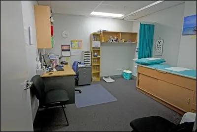 Ensuite dans ce lieu, nous avons la chance de compter parmi nos membres d'équipage, une infirmière. Avec cette salle de soins, nous avons aussi une chambre de repos avec quatre lits. Ceci est une...