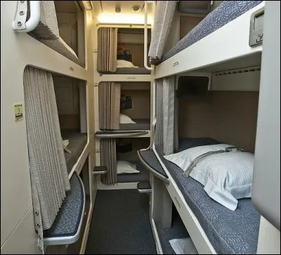 Le navire possède six cabines pour que l'équipage puisse se reposer. Combien il y a-t-il de lits en tout ?