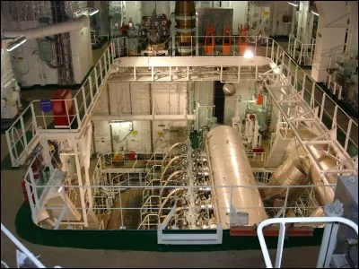 En-dessous de nous, se trouve le cur du navire avec de nombreux moteurs. Sur un navire, comment appelle-t-on cet endroit ?