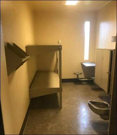 Au même étage que nous, le bateau a cinq cellules de prison. Combien de personnes peuvent y être ?