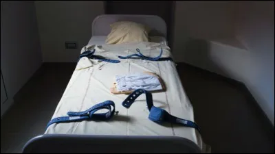 À quelques encablures de là, le navire n'en a qu'une seule. Cette chambre a pour particularité de faire "parler" un prisonnier et ce, peu importe la méthode utilisée. Comment appelle-t-on ce type de lit ?