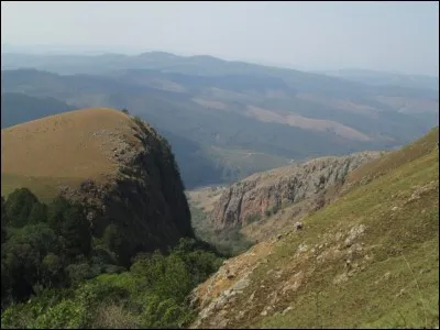 Laquelle de ces chaines de montagnes se situe partiellement en Eswatini ?