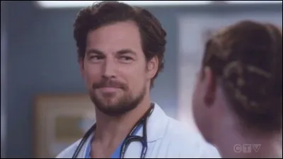 Lorsqu'ils sont coincés dans l'ascenseur, Meredith avoue à Andrew qu'elle a des notions d'italien. Pourquoi ?