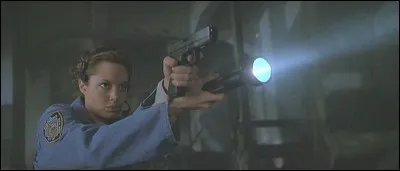Angelina Jolie est encore plus jolie avec un Glock et une tenue de policière.
Quel est ce film ?