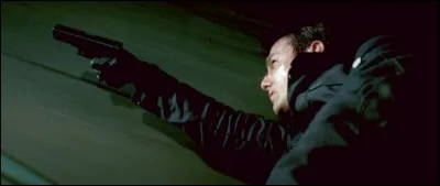 Tom cruise surgit du siège arrière d'une voiture pour vider le chargeur de son Glock sur ses poursuivants. 
Dans quel film ?