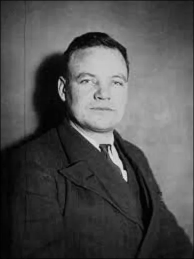Maurice Thorez est un politicien né à Noyelles-Godault, dans le Pas-de-Calais, le 28 avril 1900. Occupant les postes de député, ministre d'État et vice-président du Conseil des ministres du 22 janvier au 4 mai 1947, il sera du 18 juillet 1930 à sa mort (d'une crise cardiaque le 17 mai 1964) le premier secrétaire général d'un parti politique. Lequel ?