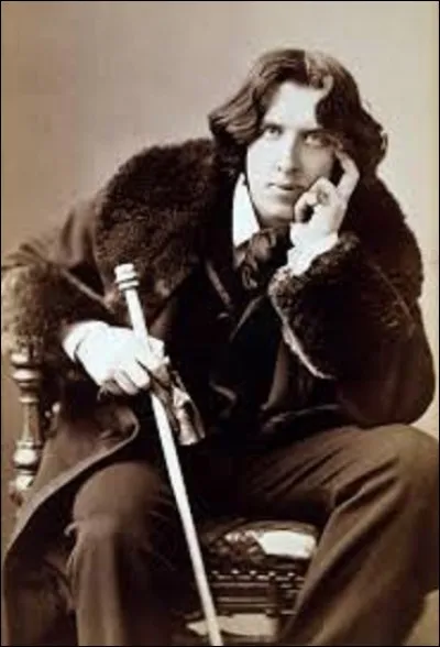 Oscar Wilde est un écrivain, romancier, dramaturge, et poète irlandais, né à Dublin le 16 octobre 1854. On lui doit notamment des ouvrages comme ''L'Importance d'être Constant'' en 1895, ''Le Portrait de Dorian Gray'' en 1890, ou ''Le Fantôme de Canterville'' en 1887. Faisant scandale en assumant son homosexualité, à quelle peine fut-il condamné pour ''grave immoralité'' après 3 procès en 1895 ?