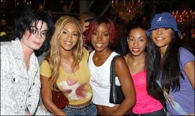 Comment s'appelle ce groupe et en compagnie de quelle star, se trouve-t-il ?