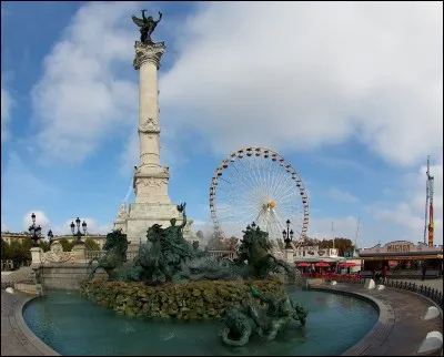 La place des Quinconces se trouve à Bordeaux.