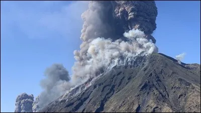 Quel volcan italien a fait un mort lors de son éruption, le 3 juillet 2019 ?