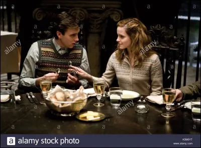 Le Choixpeau magique a parfois du mal à déterminer dans quelle maison doivent aller les élèves. S'il en avait décidé autrement quelles sont les maisons dans lesquelles auraient pu se trouver Hermione et Neville ?