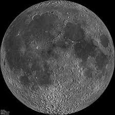 Dans notre système solaire, quelle place la Lune occupe-t-elle au niveau des satellites les plus gros ?