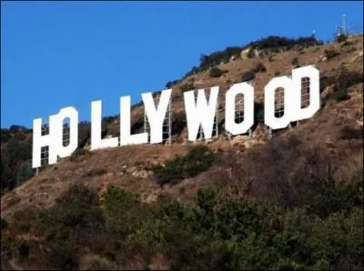 Sur quelle colline trouve-t-on le clbre mot 'Hollywood' ?