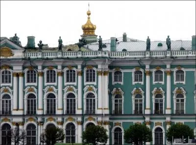 Aujourd'hui, le Palais d'Hiver est vert et blanc. Quelle tait sa couleur au dbut du XXe sicle ?