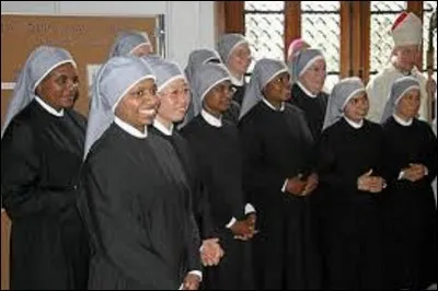 À qui se consacre essentiellement la congrégation des "Petites Soeurs des pauvres" ?