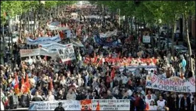 Ian Flemming a écrit douze "James Bond". Casino Royale est le...