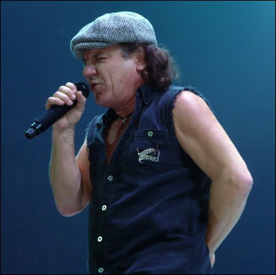 Comment s'appelle le chanteur principal d'AC/DC ?