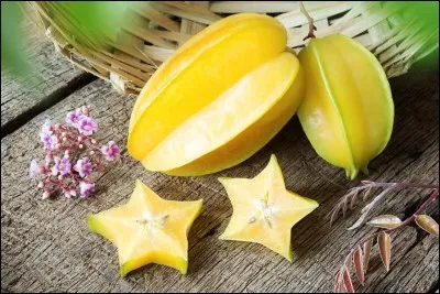 Puis voici un fruit très décoratif dont la découpe fait des étoiles !