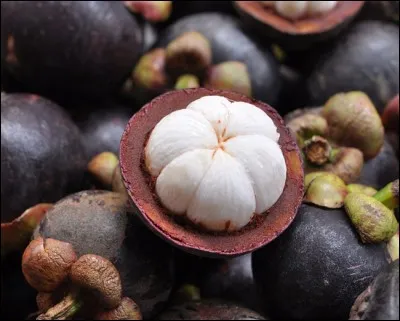 Quel est ce fruit, originaire d'Indonésie, dont la chair de couleur nacrée est désaltérante, et qui surprendra vos invités ?