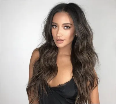 Et celui de la magnifique Shay Mitchell ?