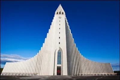 Dans quelle cit&eacute; trouve-t-on l'&eacute;glise luth&eacute;rienne HallgrimskirKja (1986) ?