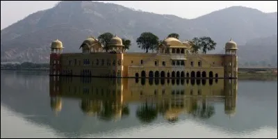 Dans quelle cit&eacute; trouve-t-on le palais Jal Mahal (1750) ?