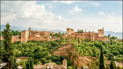 Dans quelle cit&eacute; trouve-t-on l'Alhambra (13&egrave;me si&egrave;cle) ?