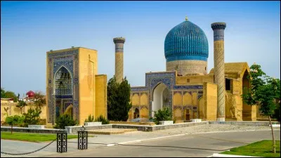 Dans quelle cit&eacute; trouve-t-on le mausol&eacute;e Gour Emir (1401) ?