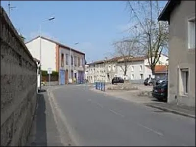 Je vous emmène dans le Forez, à Chambéon. Commune d'Auvergne-Rhône-Alpes, dans l'arrondissement de Montbrison, elle se situe dans le département ...