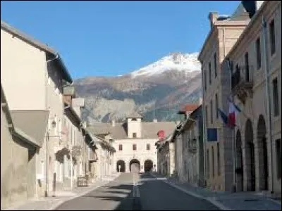 Je vous propose de partir en région P.A.C.A. à la découverte de Mont-Dauphin. Commune fortifiée par Vauban, d'ailleurs membre du réseau des sites majeurs de Vauban, elle se situe dans le département ...