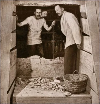 L'archéologue britannique Howard Carter et Lord Carnarvon se tiennent à l'entrée du tombeau du pharaon Toutânkhamon, dans la vallée des Rois, en Égypte.
À quelle année remonte la découverte du tombeau de Toutânkhamon ?